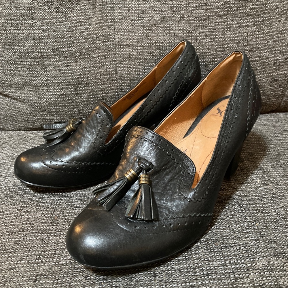 Sofft black leather heeled loafers/oxfords. Size 7.